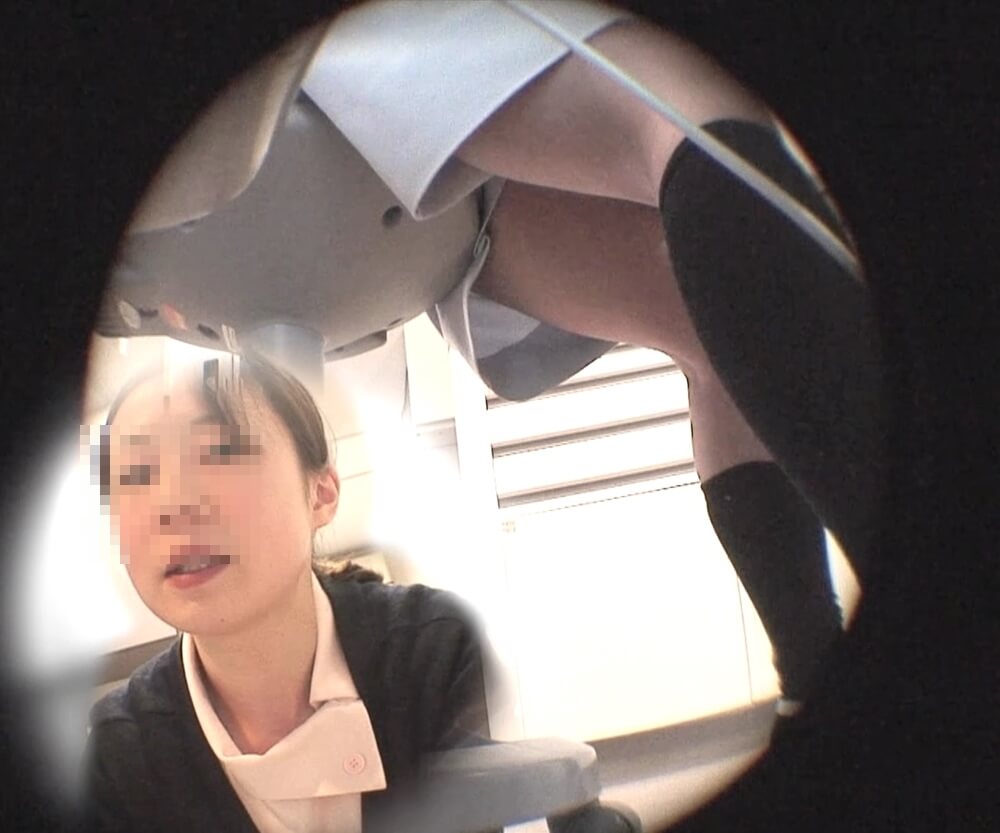 peepさんの隠しカメラをチラッと見る歯科助手の顔画像