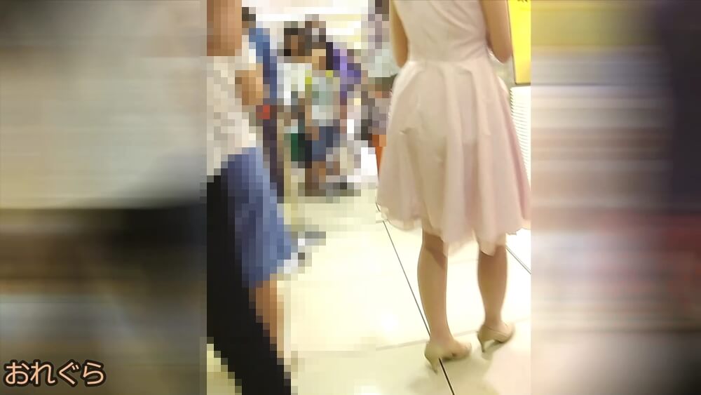 ドレスを着た女性が歩く足元を映した画像