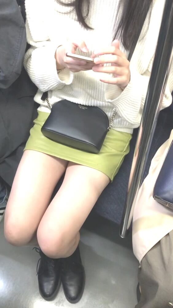 電車の座席に座った女性の生脚太ももを映した画像