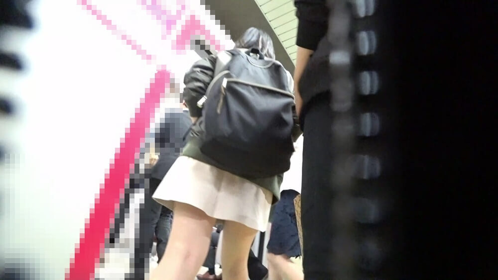電車に乗る女性の後ろ姿を映した画像