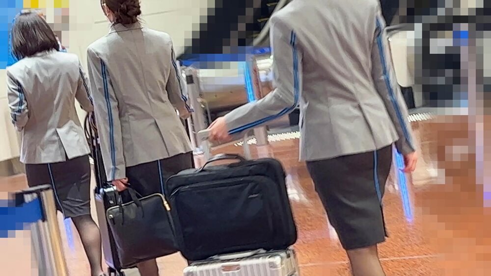 空港内をCAらしき女性3人が歩く様子を映した画像