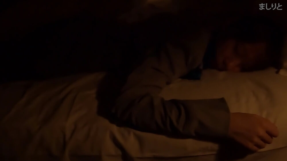 ホテルのベッドの上で横たわるCAの姿を映した画像